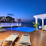 Beachfront Villa Jintaleela
